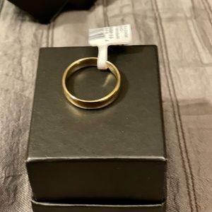 Wo/Men’s wedding band 18k gold plated sterling silver.  Ring size 4, 8 New inbox